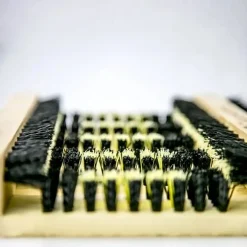 Brosse - pieds chaussures en bois