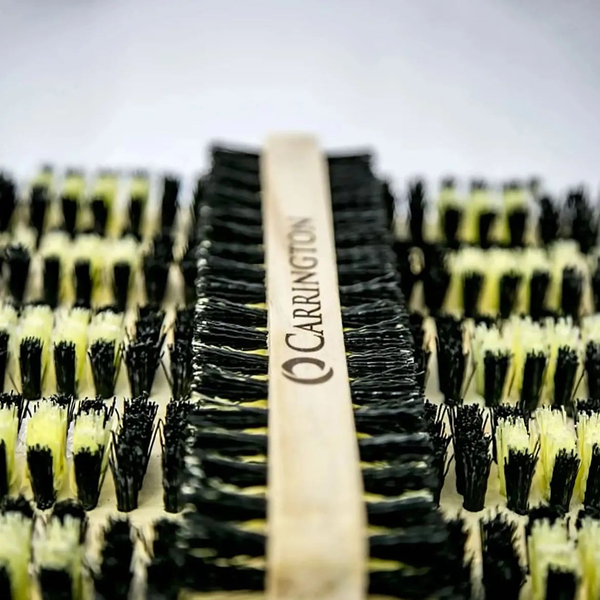 Brosse - pieds chaussures en bois