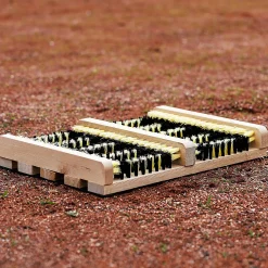 Brosse - pieds chaussures en bois