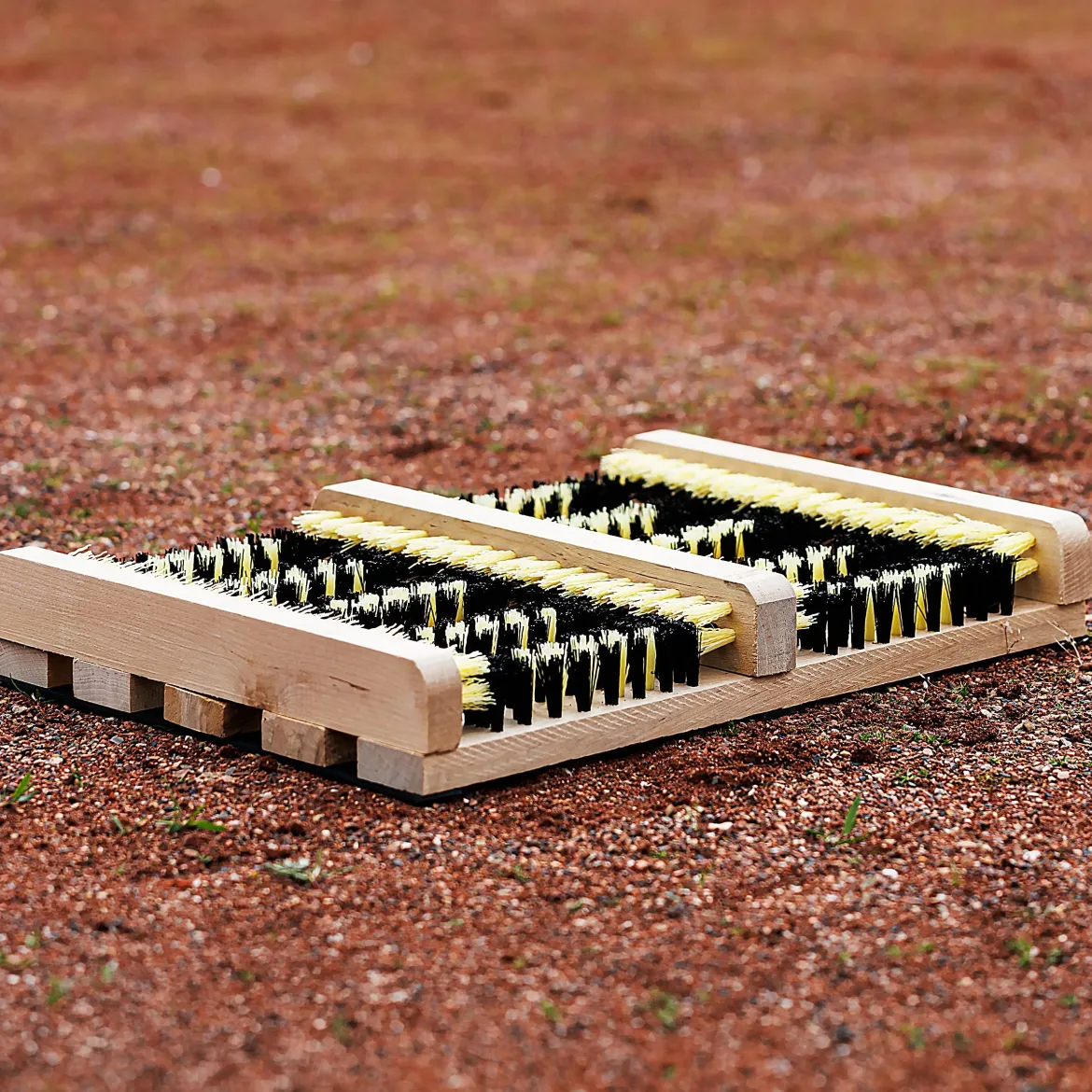 Brosse - pieds chaussures en bois