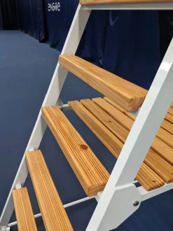 Chaise d'arbitre en aluminium + bois compétition blanc