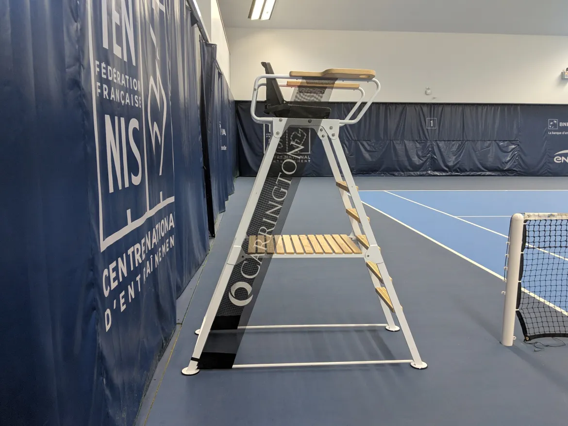 Chaise d'arbitre en aluminium + bois compétition blanc